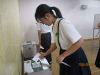 ４